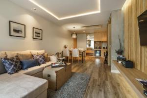 曼谷的住宿－Tastoria Collection Sukhumvit - SHA Extra Plus，客厅配有沙发和桌子