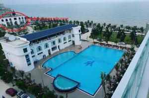 una vista aerea di un resort con una grande piscina di Khách sạn Biển Xanh, Biển Hải Tiến a Thanh Hóa