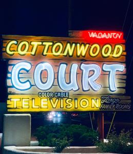 um sinal de néon para um centro de torneios de golfe em Cottonwood Court Motel em Santa Fe