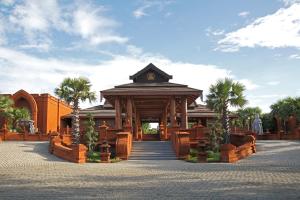 Un jardín fuera de Heritage Bagan Hotel