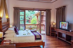 Una cama o camas en una habitación de Heritage Bagan Hotel