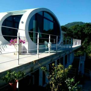 a house with a round window and a wooden deck at Spring Land Villa in Puli