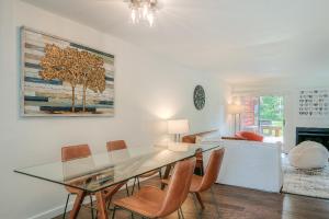 Χώρος καθιστικού στο Moon River Suites #5