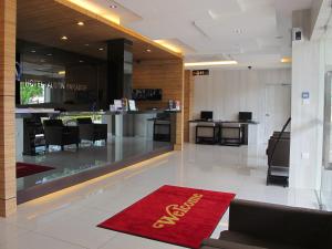 a lobby with a restaurant with a red welcome rug at Hotel Austin Paradise - Taman Pulai Utama in Skudai