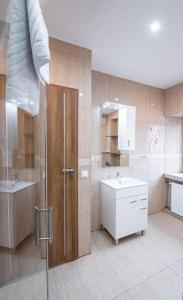 a large bathroom with a shower and a sink at Apartamenty ZYGFRYD 28C/3/2 in Bystrzyca Kłodzka