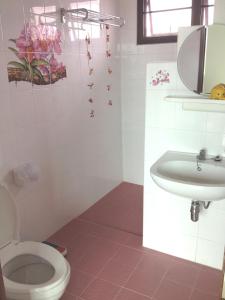 łazienka z toaletą i umywalką w obiekcie Loy Manee House w mieście Phra Nakhon Si Ayutthaya