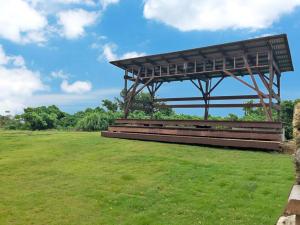 un banc dans une prairie avec un fond de ciel ouvert dans l'établissement Villa Gazamani Aug,2019 Open!! For only one group a day, à Yaese