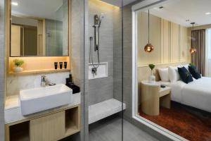 حمام في Eleven Hotel Bangkok Sukhumvit 11 - SHA Extra Plus