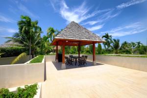 un patio con cenador con mesa y sillas en Perfect 2br Pool Villa In Residence Bangtao Beach4, en Bang Tao Beach
