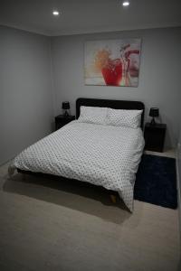 1 dormitorio con 1 cama y 2 mesitas de noche en Bowman's Place, en Guildford