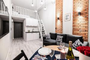 uma sala de estar com um sofá e uma mesa em Dietla 32 Residence - ideal location in the heart of Krakow, between Main Square and Kazimierz District na Cracóvia