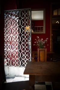 um portão num quarto com uma mesa em frente em La Domerie - Maison d'hôtes em Aubrac