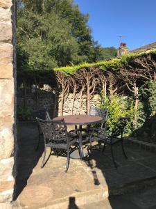 een picknicktafel en 2 stoelen op een patio bij Ashley Croft in Skipton