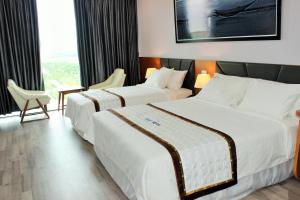 Postel nebo postele na pokoji v ubytování SKY HOTEL