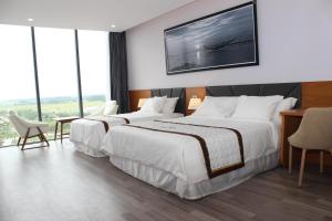 Postel nebo postele na pokoji v ubytování SKY HOTEL