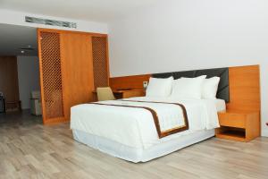 Postel nebo postele na pokoji v ubytování SKY HOTEL