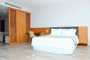 Postel nebo postele na pokoji v ubytování SKY HOTEL