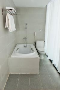 Koupelna v ubytování SKY HOTEL