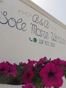una señal para un nuevo hogar con flores en B&B Sole Mare Vento, en Maruggio