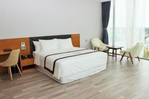 Postel nebo postele na pokoji v ubytování SKY HOTEL