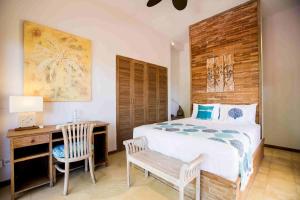 Postel nebo postele na pokoji v ubytování CASA MIMBA - Seaview Private Pool Villa Padangbai