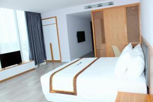 Postel nebo postele na pokoji v ubytování SKY HOTEL