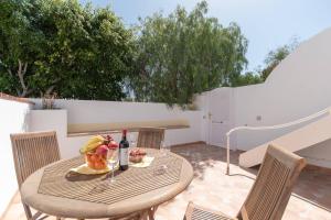 Nápoje v ubytování Fantastic 3 Bedroom Townhouse Golf Del Sur - The Palms Resort