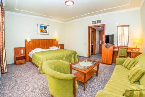 Televízia a/alebo spoločenská miestnosť v ubytovaní Hotel Silver