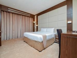 Postel nebo postele na pokoji v ubytování Ras Al Khaimah Hotel