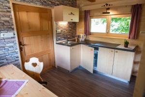 Kuchyň nebo kuchyňský kout v ubytování Camping Danica Cottage Stan