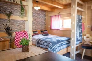 Tempat tidur dalam kamar di Camping Danica Cottage Stan