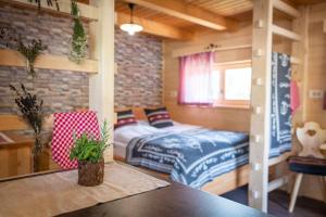 Postel nebo postele na pokoji v ubytování Camping Danica Cottage Stan