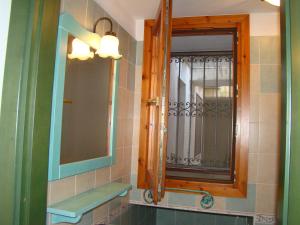 uma casa de banho com um espelho e um lavatório em Appartamento Le Ginestre em Monte Nai
