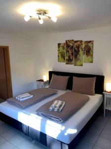 a bedroom with a bed with two towels on it at Wein Lodge Durbach - Josephsberg in Durbach