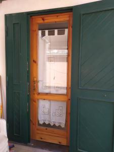 BoscotrecaseにあるPalazzo Brancaccio a Sant'Annaの窓付きの緑のドア