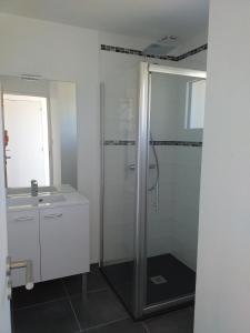 A bathroom at LA ROLANDE