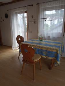 tavolo da pranzo con una tovaglia blu e due sedie di Ferienwohnung mit Aussicht a Eberbach