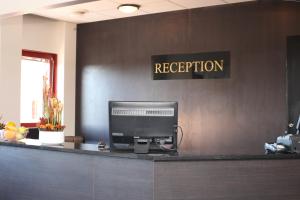 納卡的住宿－納卡斯塔德斯酒店，台面上带电脑显示器的接待台