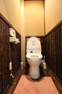 Łazienka z toaletą z różowym dywanem w obiekcie Shohakuen w mieście Takayama