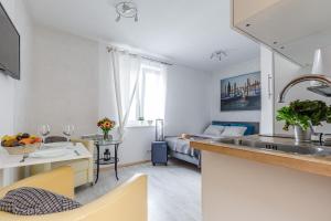 a kitchen and living room with a sink and a table at Apartament w centrum Starówki Old Town in Gdańsk