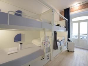 room00 Gran Vía Hostel客房内的一张或多张床位