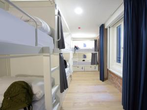 room00 Gran Vía Hostel客房内的一张或多张床位