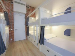 room00 Gran Vía Hostel客房内的一张或多张床位