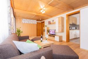 ein Wohnzimmer mit einem Sofa und einem Tisch in der Unterkunft Rainberghof in Rauris