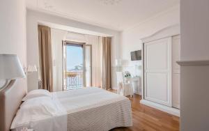 Postel nebo postele na pokoji v ubytování Miramare Hotel