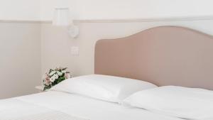 Postel nebo postele na pokoji v ubytování Miramare Hotel