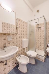 Koupelna v ubytování Miramare Hotel