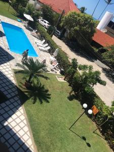 una vista aérea de una piscina en un patio en Merepe Residencial, en Porto de Galinhas
