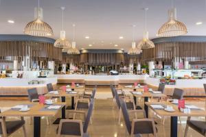 Barceló Corralejo Bay - للبالغين فقط في كوراليخو: تصور لمطعم مع طاولات وكراسي +37 صورة