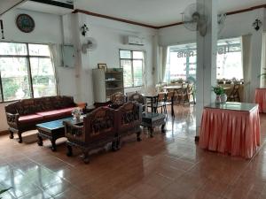 Posezení v ubytování สตาร์ รีสอร์ท (สี่แยก จปร) + 33 fotografií